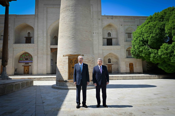 Касым-Жомарт Токаев и Шавкат Мирзиёев посетили мемориальный комплекс Бахауддина Накшбанди