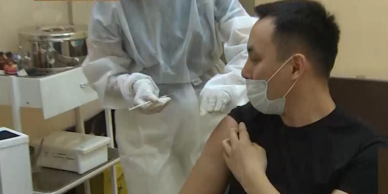 Привившийся от КВИ журналист «Хабара» рассказал о вакцинации в ТРЦ