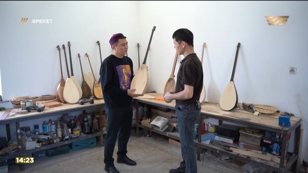 Домбыра жасауды кәсіп еткен ағаш шебері &mdash; Айбол Кәрібаев. &laquo;Әрекет&raquo;