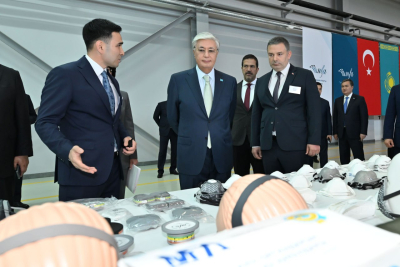 Президент Казахстана посетил завод по производству респираторов и противогазов
