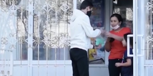 Школьник из Актобе бесплатно раздает медицинские маски прохожим