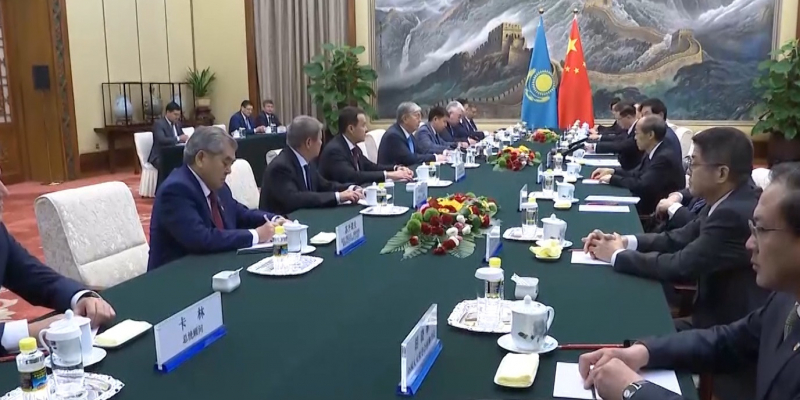 К.Токаев встретился с главой постоянного комитета Всекитайского собрания народных представителей КНР