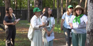Сотрудники Алматинского Ботанического сада учат волонтеров озеленять город