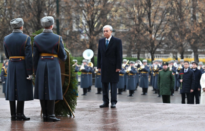 Президент возложил цветы к памятнику-мемориалу «Могила неизвестного солдата»
