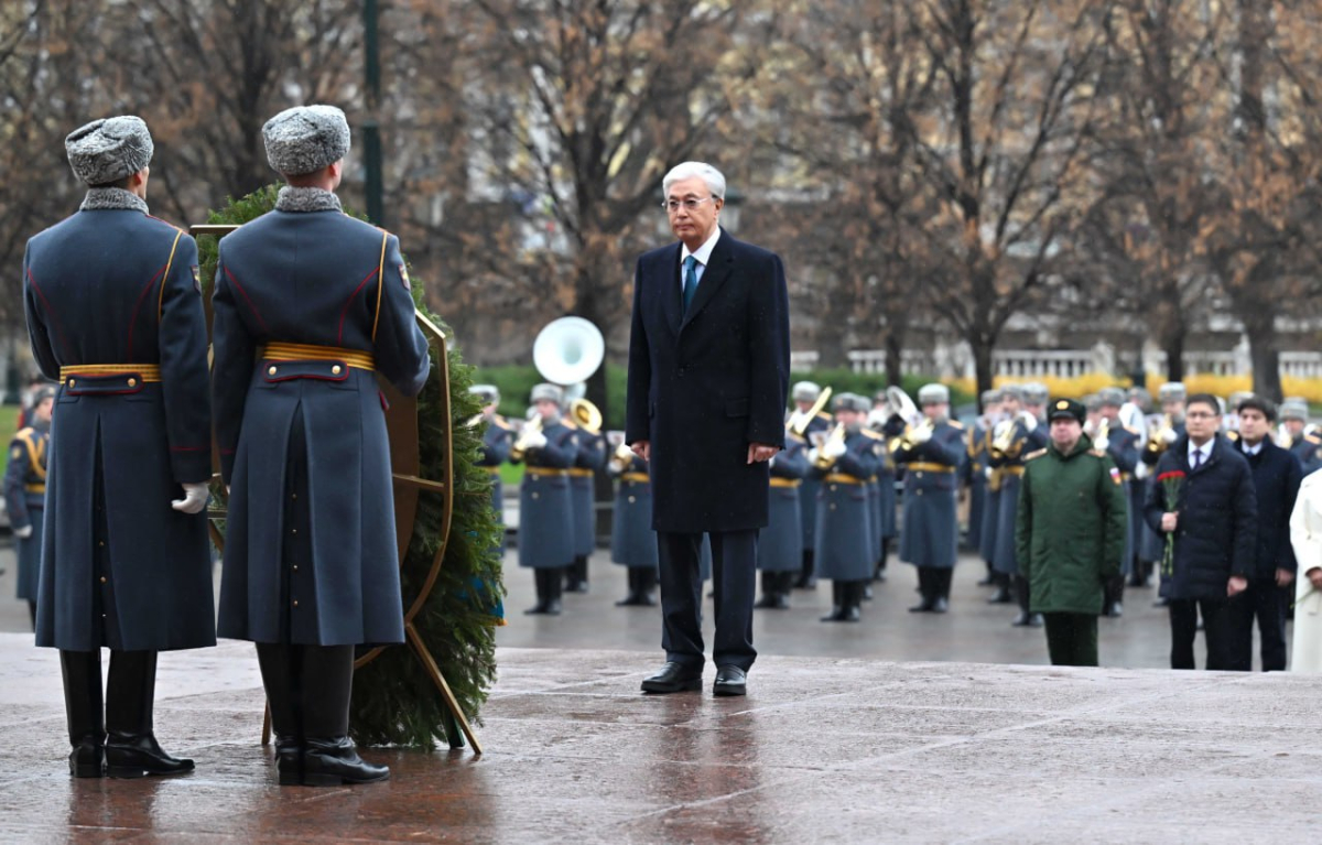 Президент возложил цветы к памятнику-мемориалу «Могила неизвестного солдата»