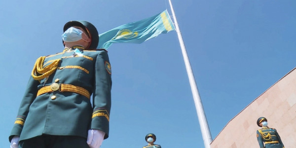 Память жертв коронавируса почтили у главного флагштока страны