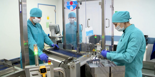 В Алматы вакцинировали первую группу медработников