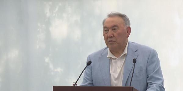 Жасыл желек елордамен бірге жайқалып келеді