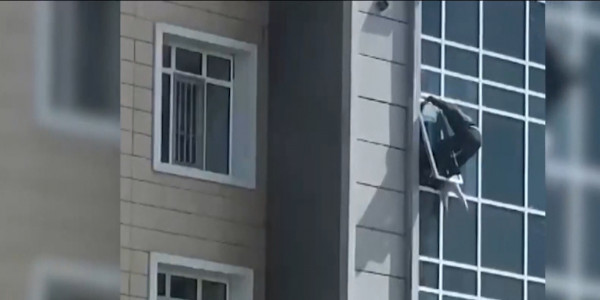 Терезеден құлауға шақ қалған бүлдіршінді қызылордалық Сәбит Шонтақбаев құтқарып қалды