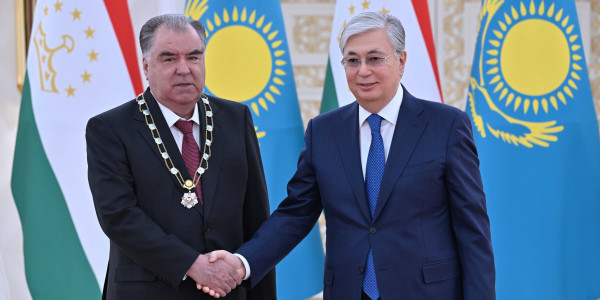 Касым-Жомарт Токаев наградил Эмомали Рахмона орденом &laquo;Алтын Қыран&raquo;