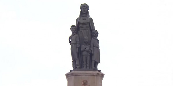 В столице возложили цветы к монументу &laquo;Қазақ еліне мың алғыс&raquo;