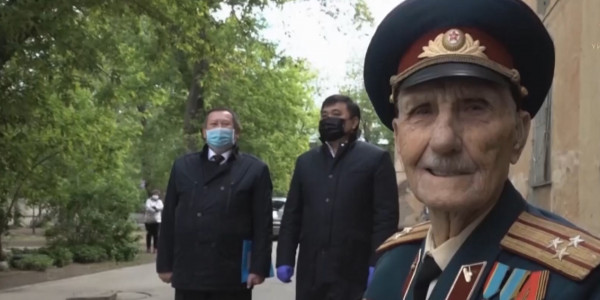 В День защитника Отечества военнослужащие и стражи правопорядка поздравили ветеранов