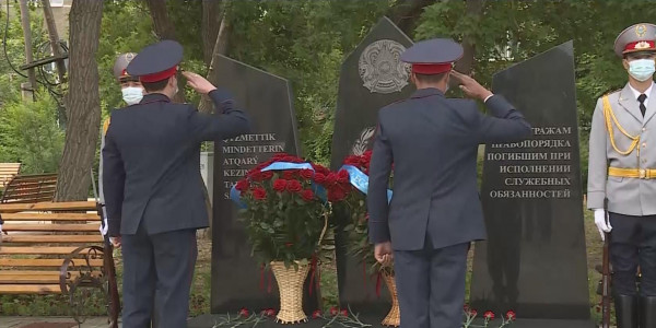 Елордада қызмет бабында қаза тапқан тәртіп сақшыларына тағзым етілді