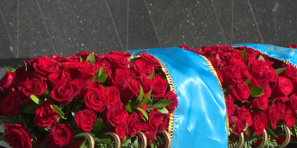 Президент саяси қуғын-сүргін және ашаршылық құрбандарының рухына тағзым етті