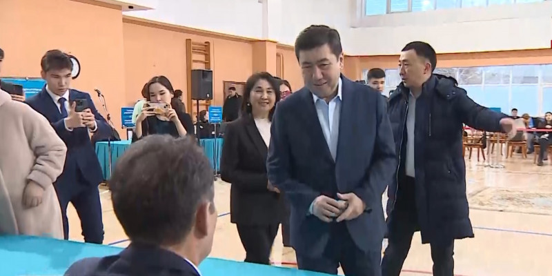 Председатель партии AMANAT Ерлан Кошанов принял участие в голосовании на выборах