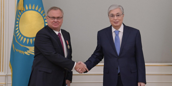 Глава РК поздравил А. Костина с получением высокой государственной награды