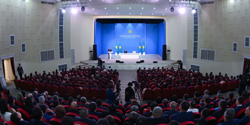 Глава государства провел встречу с общественностью Атырауской области