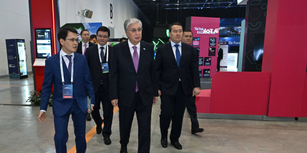 Касым-Жомарт Токаев посетил выставку на форуме Digital Bridge