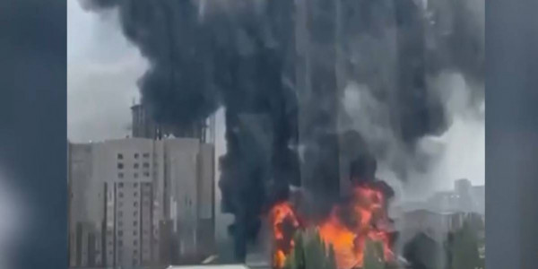 Двухэтажный коттедж загорелся в частном секторе Астаны