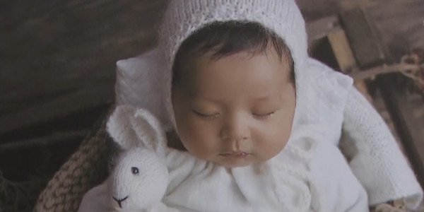 Көпбалалы ана жаңа туған сәбилерді ұлттық киімде суретке түсіреді