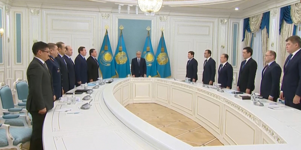 Глава государства и члены Правительства почтили память жертв авиакатастрофы