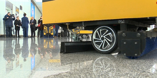 Уникального робота-уборщика презентовали в столичном аэропорту