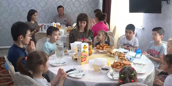 Қостанайлық Садықовтар отбасы 10 баланы асырап алды