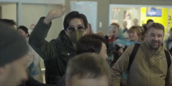 Димаш Кудайберген прилетел в Киев