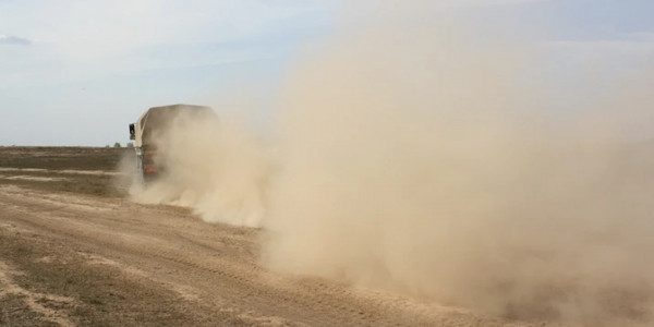 ШҚО-дағы Лесхоз тұрғындары жүк көліктерінің шаңына көміліп отыр