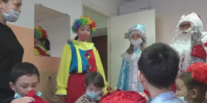Новогодние подарки от имени Президента получили 350 детей из Атырау
