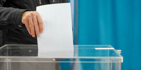 В парижский участок для голосования пришли 32% избирателей