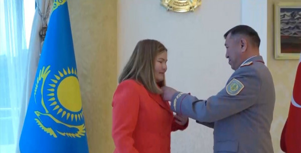 &laquo;Хабар&raquo; агенттігінің Түркиядағы меншікті тілшісі Меруерт Қанағат төсбелгімен марапатталды