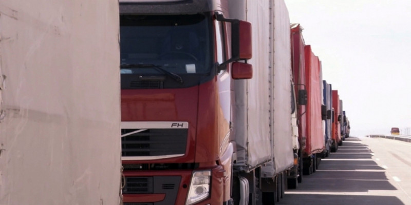 Очередь из грузовых машин длиною 58 км образовалась на границе с Китаем