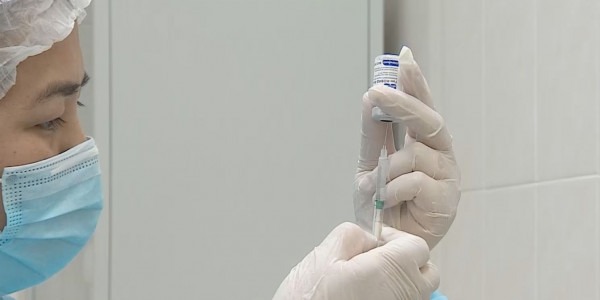 Депутаты привились вакциной от COVID-19