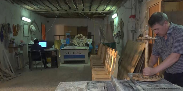 БҚО-да еңбекқор отбасы ағаштан тұрмыстық жабдықтар жасауды тұрақты табыс көзіне айналдырып отыр