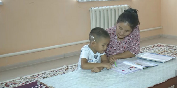 Родители детей с проблемами со слухом второй год добиваются замены просроченных расходников