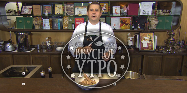 Томленая баранья корейка в молоке с луком, шпинатом и помидорами. Кулинарное шоу &laquo;Вкусное утро&raquo;