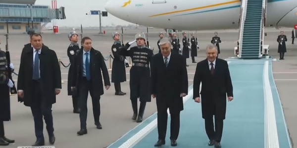 Мемлекет басшысын Ташкент халықаралық әуежайында Шавкат Мирзиёев қарсы алды