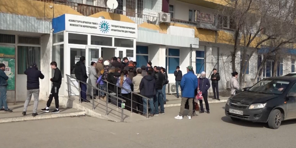 В Атырау ЦОНы принимают граждан малыми группами