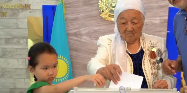 На голосование собралось большое количество людей разных возрастов