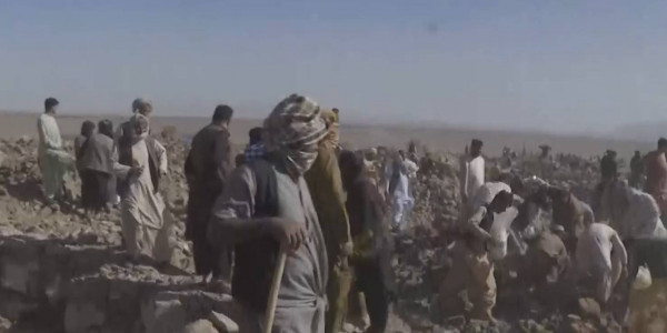 Число жертв землетрясения в Афганистане превысило 2400 человек