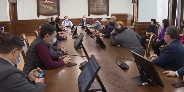 Еуразия ұлттық университетінде Сенат депутаттары мен тарихшылар Президент мақаласын талқылады