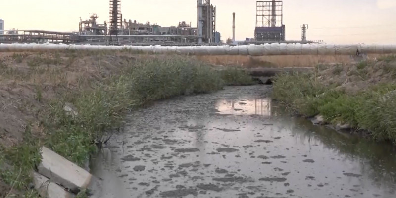Сброс нефтепродуктов в воду произошел в Атырау