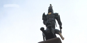 Тәуелсіздігіміздің алтын бесігі болған Алматыдағы «Тәуелсіздік» монументіне гүл шоқтарын қою рәсімі өтті