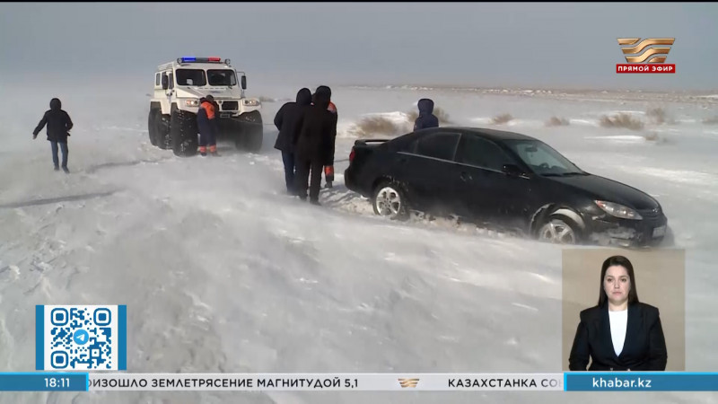 10 водителей большегрузов вызволили спасатели на автодороге Ушарал-Достык