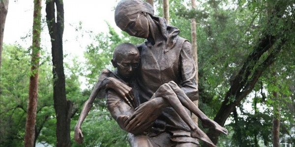 К памятнику жертв репрессий &laquo;Ана&raquo; алматинцы возложили цветы