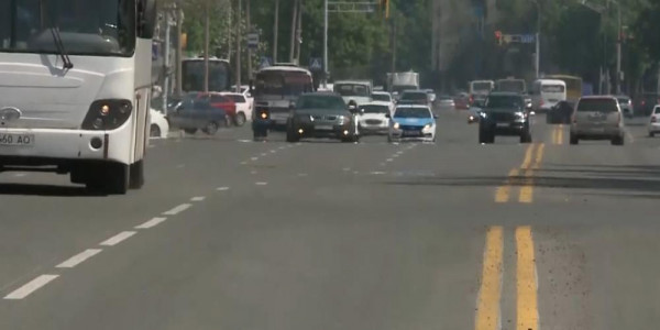 Өскеменде кейбір жол белгілері дұрыс қойылмаған