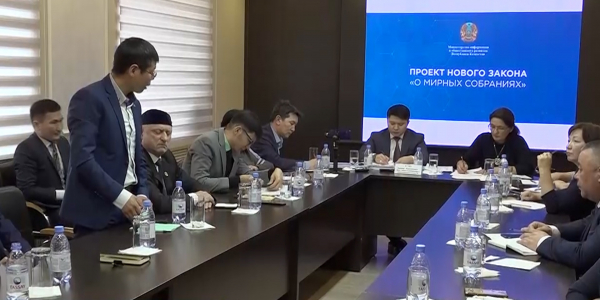 Жиналыстар мен бейбіт митингілер өткізу туралы жаңа заң жобасы талқыланды
