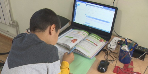 С кем оставлять детей на период дистанционки &ndash; от Правительства требуют объяснений