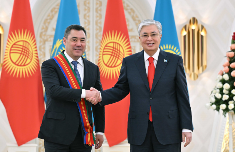 Мемлекет басшысы Қырғызстан Президентін І дәрежелі «Достық» орденімен марапаттады